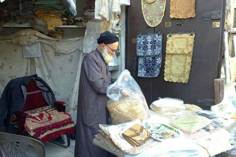 Abu Sabeih en su negocio en el zoco de la Ciudad Vieja de Alepo, rodeado por la destrucción de la guerra terrorista | Febrero, 2018 (Imagen: SANA). 