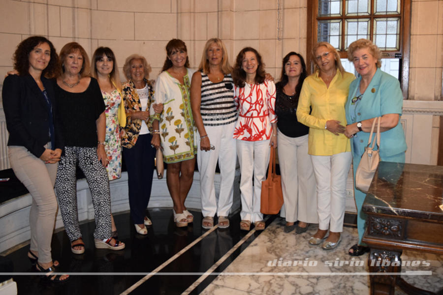 Irma Isse de Velarde y Marta Velarde junto a la Comisión de Damas del CSLBA.