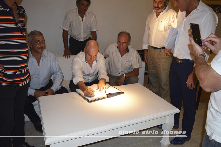 El Jefe de Gobierno porteño, Horacio Rodríguez Larreta firma el Libro de Honor del Club Sirio Libanés de Bs. As.