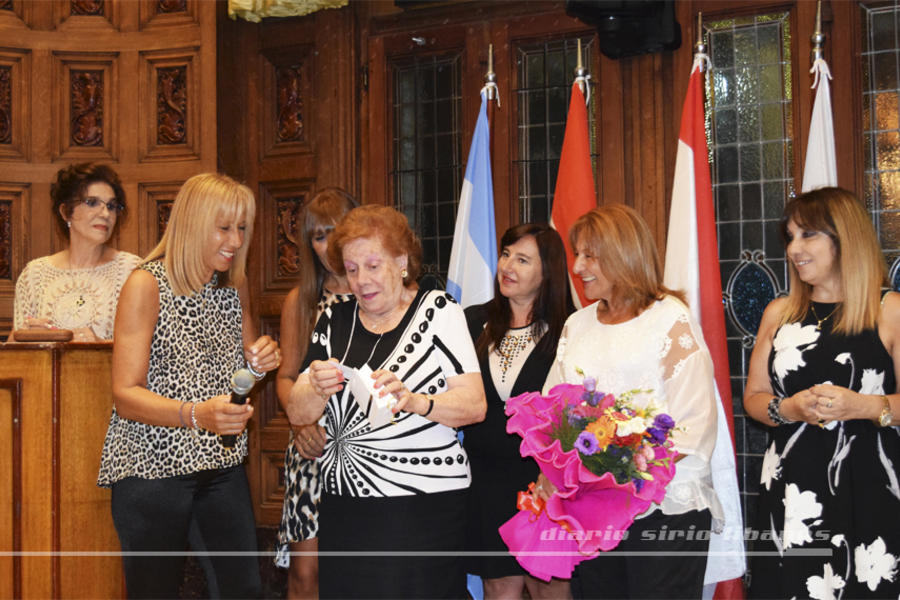 La homenajeada Salma Elgassi de Esper recibe el prendedor otorgado por la Comisión de Damas CSLBA.