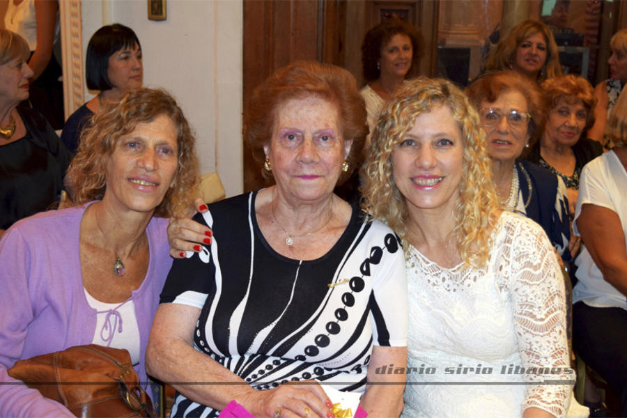 Sra. Salma Elgassi de Esper junto a sus hijas.