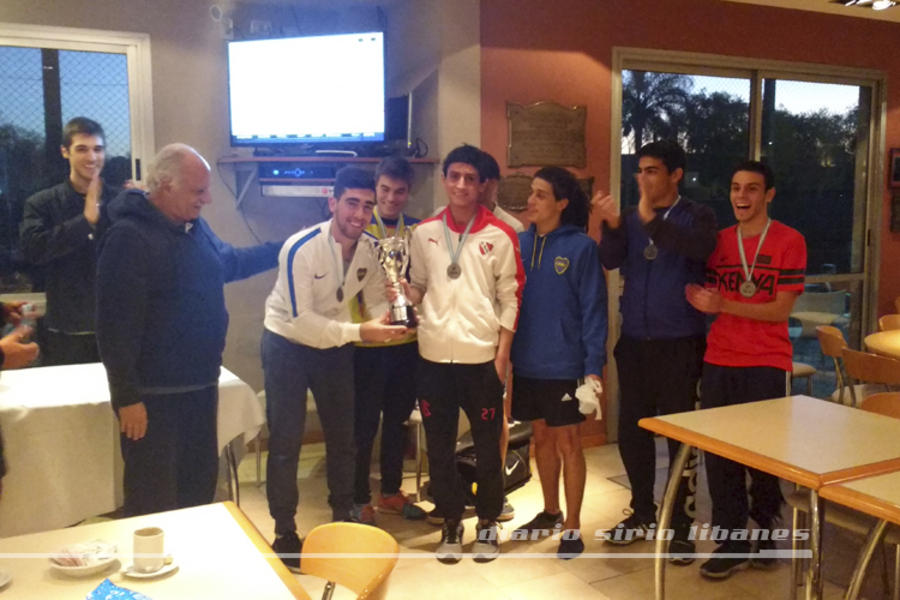 El equipo del Club Sirio Libanés de Bs. As. (CSLBA) recibe la copa de Sub-Campeón del torneo.