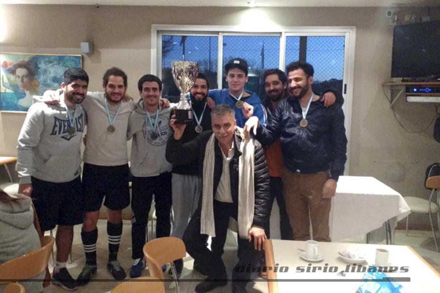 El equipo de la Asociación de Beneficencia Drusa (ABD) recibe la copa de Campeón del torneo.