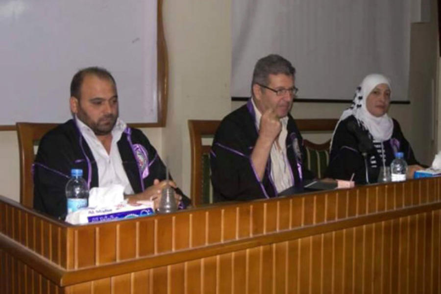 El Dr. Ibrahim durante la discusión de una Tesis de Doctorado.