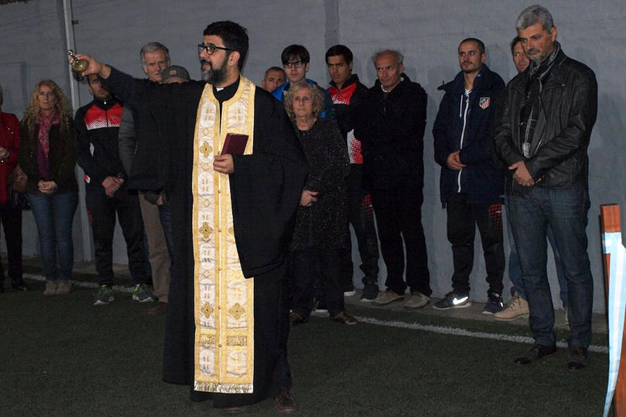 El Padre Víctor Villafañe, de la Iglesia San Jorge de Pergamino (Católica Apostólica Ortodoxa Antioquena), bendice las nuevas instalaciones.