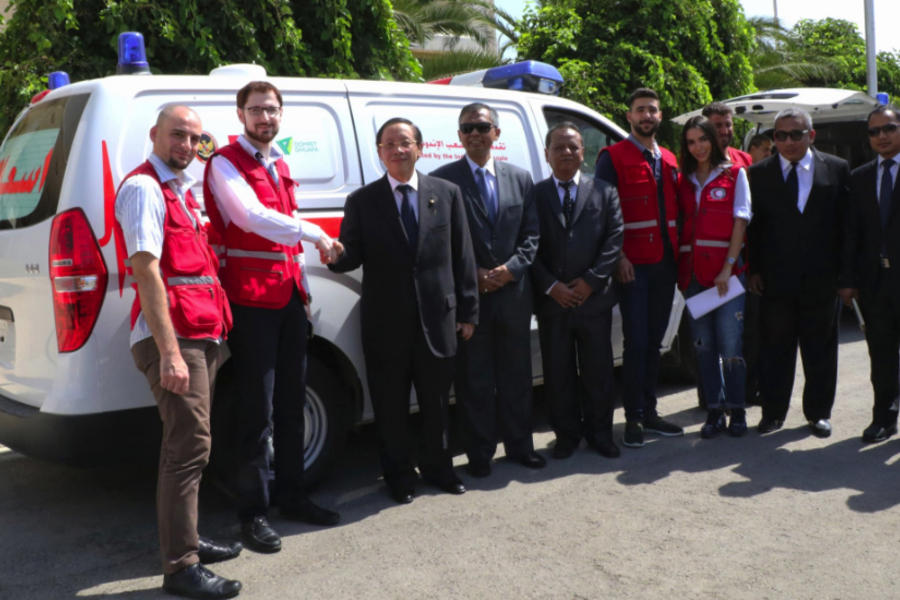 Embajador de Indonesia en Siria, Djoko Harjanto, junto a voluntarios y autoridades de la Media Luna Roja Siria (SARC).