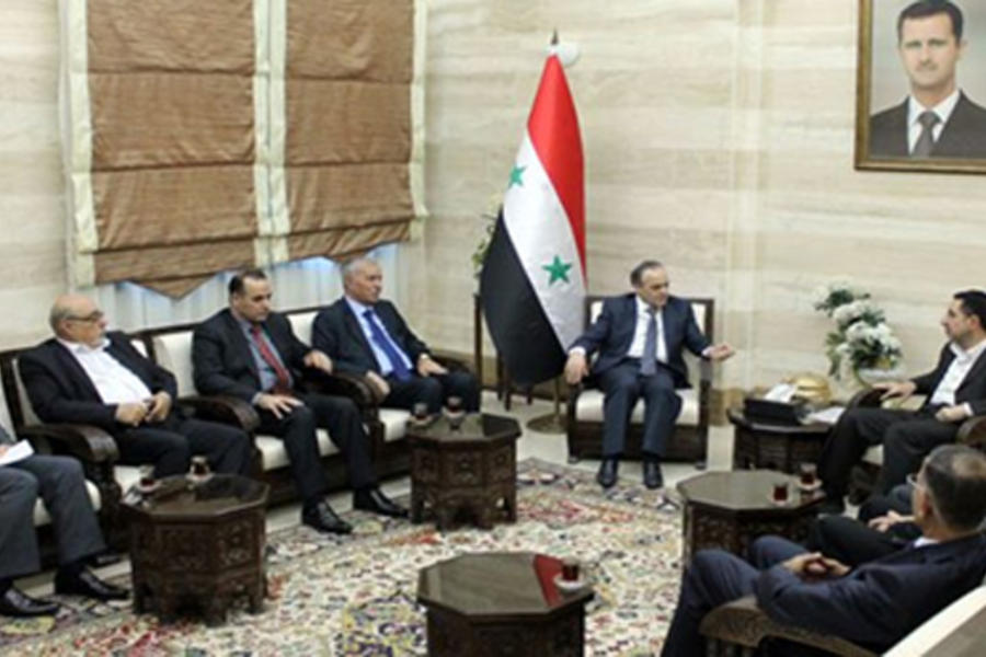 Primer ministro sirio Imad Khamis recibe al ministro libanés de Industria, Hussein Hayy Hassan.
