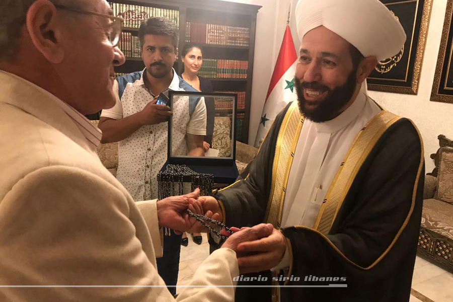 El Gran Mufti obsequia “masbaha” a Yaoudat Brahim (Damasco | Septiembre 19, 2017).