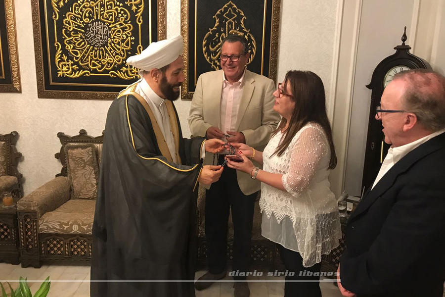 El Gran Mufti obsequia “masbaha” a Tamara Lalli (Damasco | Septiembre 19, 2017).