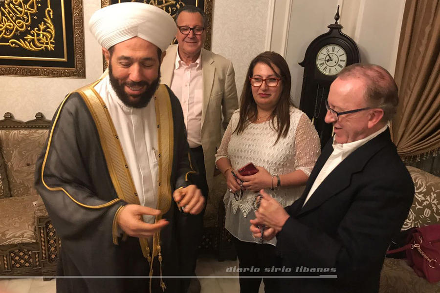 El Gran Mufti obsequia “masbaha” a Elías Cassis (Damasco | Septiembre 19, 2017).