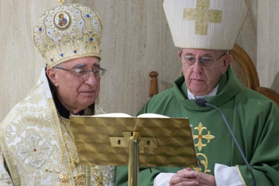El Patriarca Greco Melquita, Youssef Absi, junto al Papa Francisco concelebrando misa en Santa Marta (Foto: ACI Prensa).