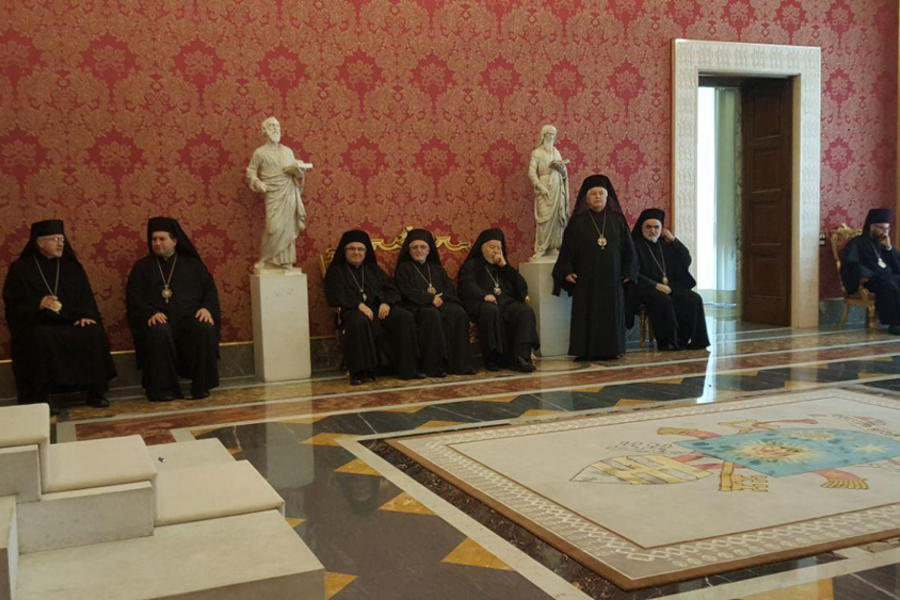 Obispos de la Iglesia Greco Melquita aguardando el encuentro con el Papa Francisco (Foto: Exarcado Greco Melquita de Argentina). 