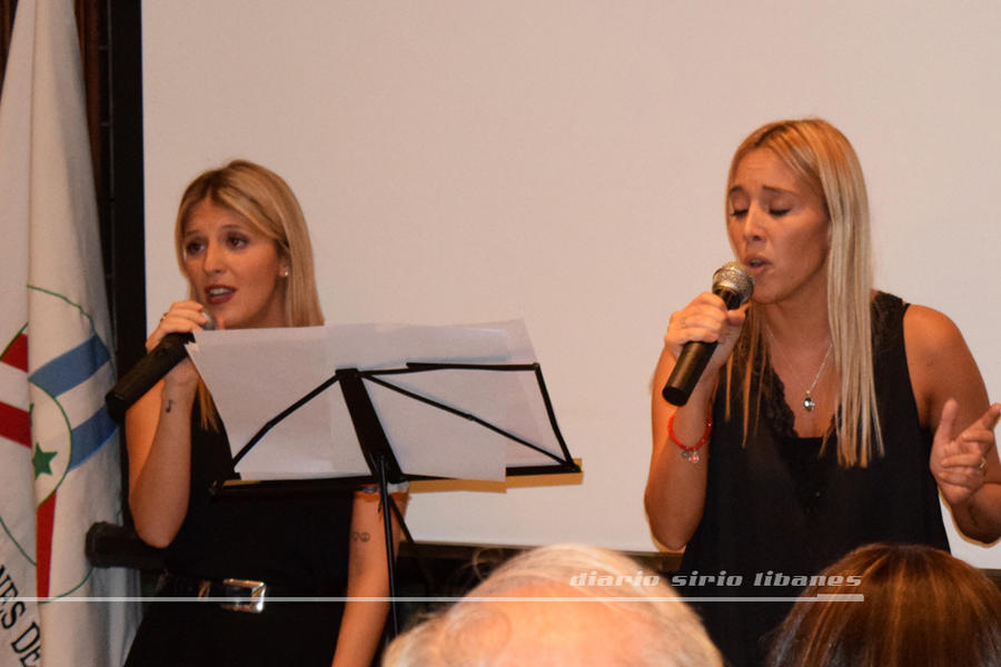 Las hermanas Denise y Yasmin Yarrouge interpretan canciones dedicadas a la mujer.