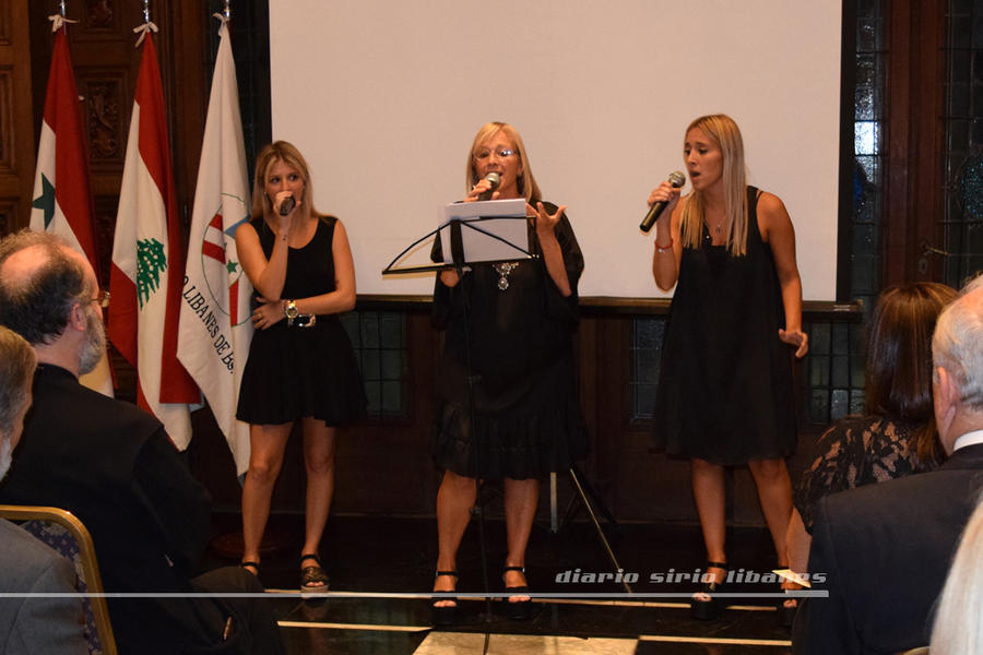 Las hermanas Denise y Yasmin Yarrouge junto a su madre Alicia Curtis de Yarrouge interpretan canciones dedicadas a la mujer.