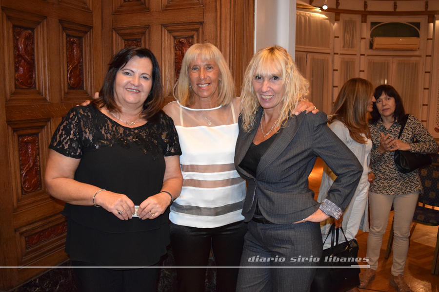Las galardonadas, Laura Galante de Meskin y Claudia Casabianca junto a la Presidenta de la Comisión de Damas del CSLBA.