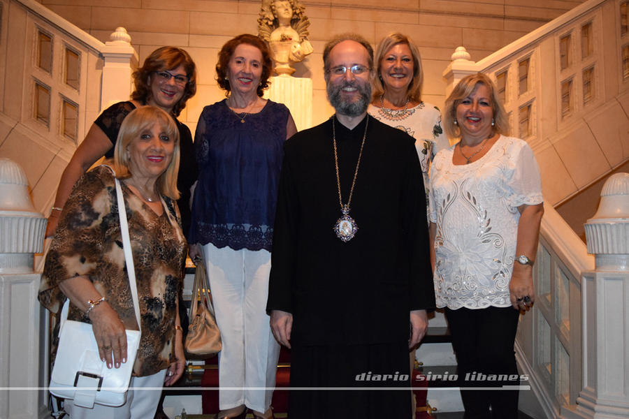 Mons. Siluán junto a Dora Elena Azar de Sabra y damas de la Catedral San Jorge.