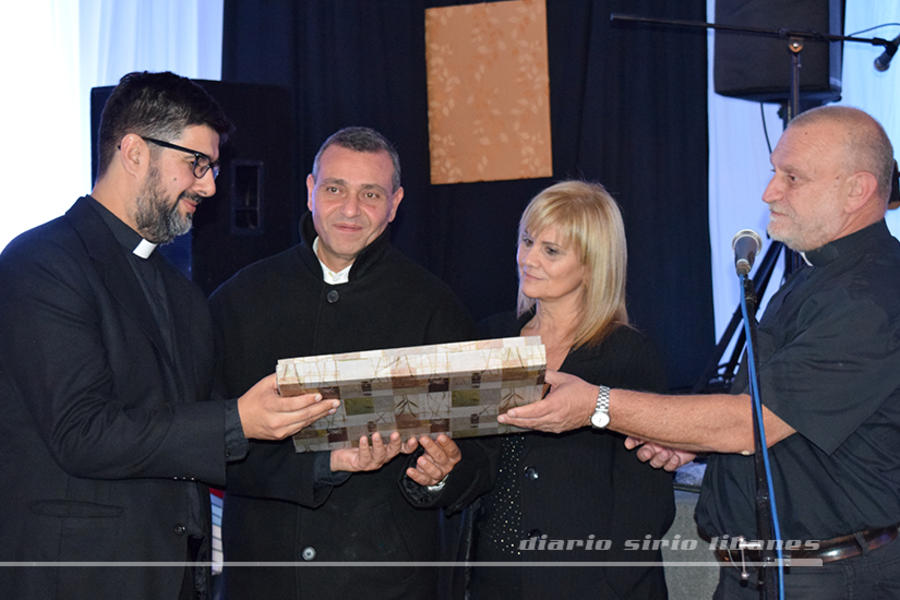 La delegación ortodoxa de Rosario entregó una placa en conmemoración por los 50 años de la Parroquia.