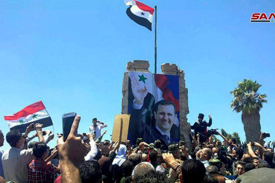 Bandera siria izada en Plaza Al Tahrir, Ciudad de Quneitra | Julio 26, 2018 (Foto SANA)