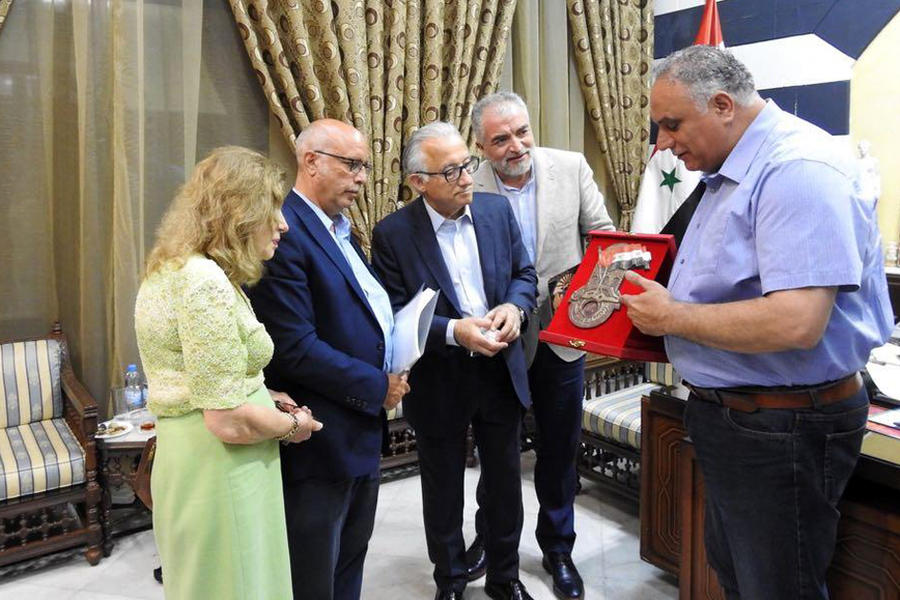 El Gobernador de Homs Talal Barazi presenta a la Delegación de la Colectividad Siria de Chile un galvano con el escudo de la Gobernación