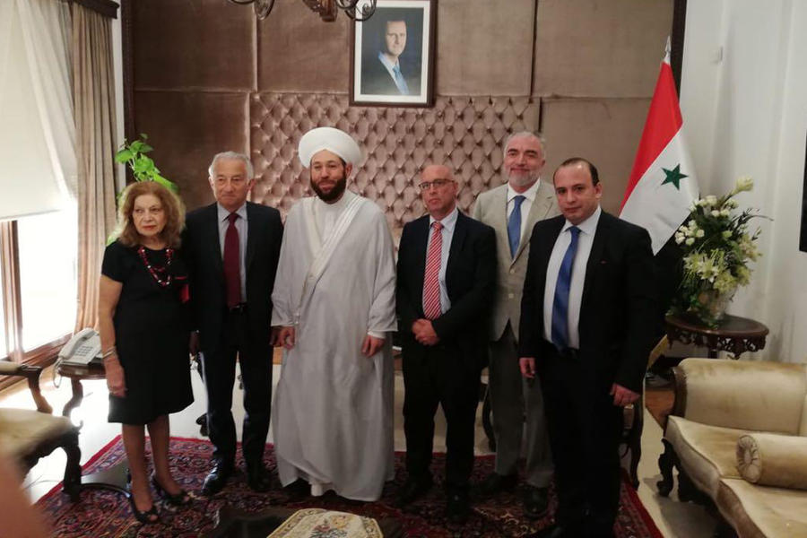 La Delegación de la Colectividad Siria de Chile y el Encargado de Negocios de Chile en Siria, David Quiroga, en Damasco junto al Gran Muftí de la República Ahmed Badreddin Hassoun