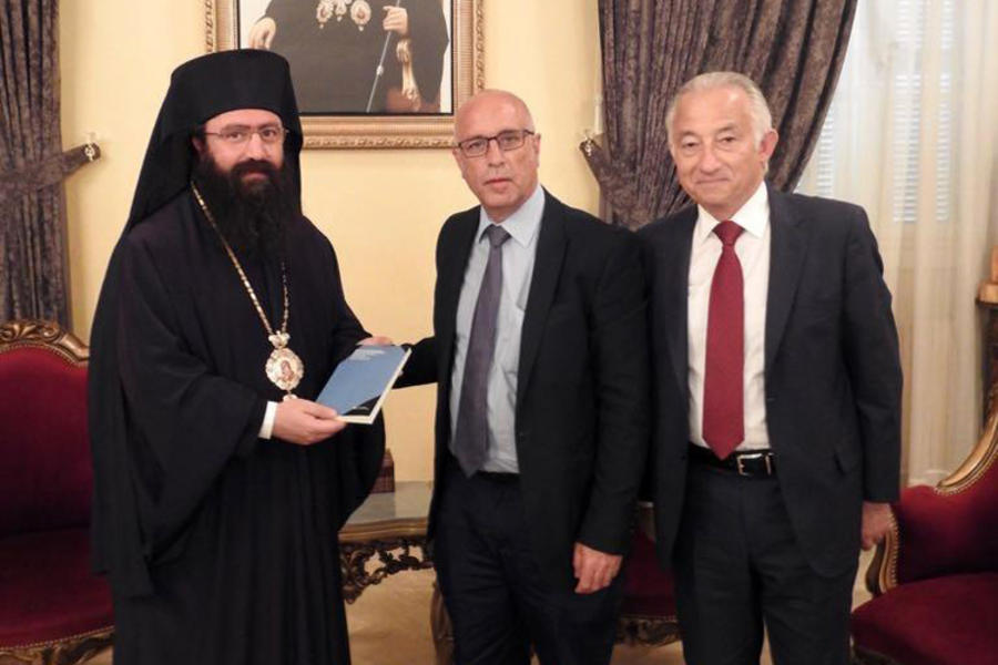 El Profesor Pablo Sapag y el Presidente de la SBS Hernán Maluk presentan un ejemplar del libro “Siria en perspectiva” al Obispo Efram Malouly