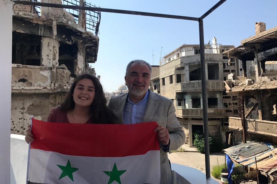 El abogado Adolfo Numi con Victoria Jabbour en su departamento ya rehabilitado en medio de la destrucción del barrio de Hamidiyeh en Homs