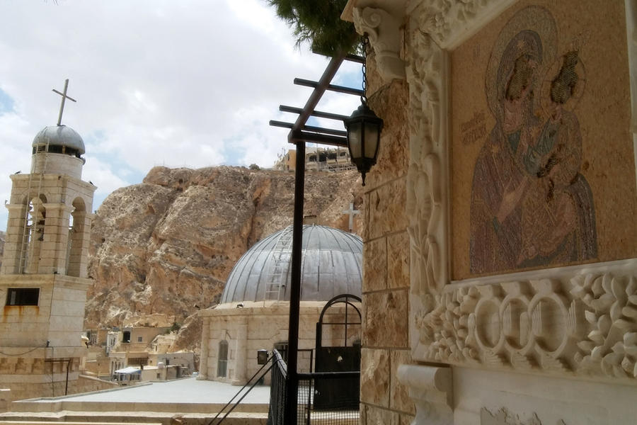 En Maalula convive el Monasterio de Santa Tecla ya restaurado con iconos profanados. En la cima de la colina, el destrozado Hotel Safir es testimonio de lo que allÃ­ ocurriÃ³ (Foto: Pablo Sapag M.)