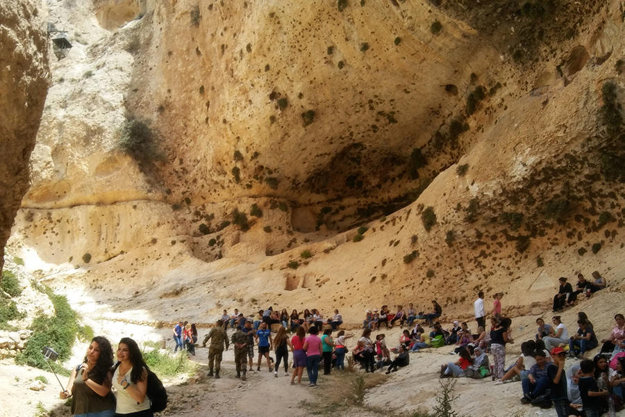 Mientras vuelve el turismo internacional, los sirios visitan la grieta en Maalula por la que Santa Tecla escapÃ³ de sus perseguidores paganos (Foto: Pablo Sapag M.) 