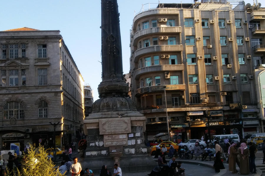 Plaza de los MÃ¡rtires de Damasco, donde hoy conviven viandantes con desplazados (Foto: Pablo Sapag M.) 