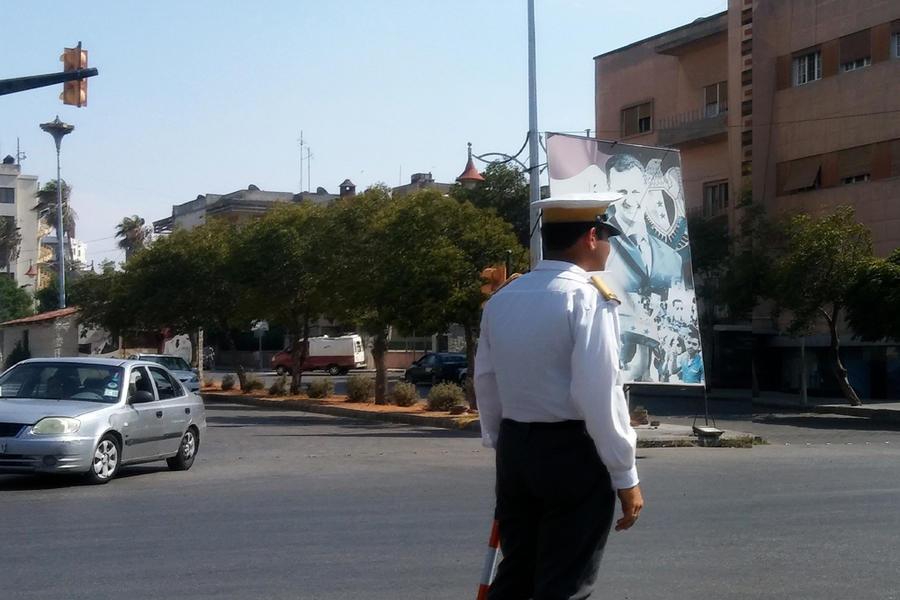 En las ciudades se ven cada vez menos militares y mÃ¡s policÃ­as nacionales y de trÃ¡fico, como en esta rotonda de Homs (Foto: Pablo Sapag M.)