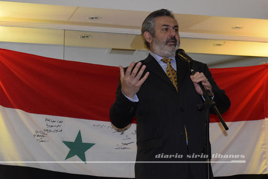 Roberto Saba, Presidente del CSLBA, brinda el mensaje de bienvenida. En el escenario, presente la bandera oficial de la Delegación Olímpica Siria, recientemente obsequiada al CSLBA y firmada por los jóvenes atletas