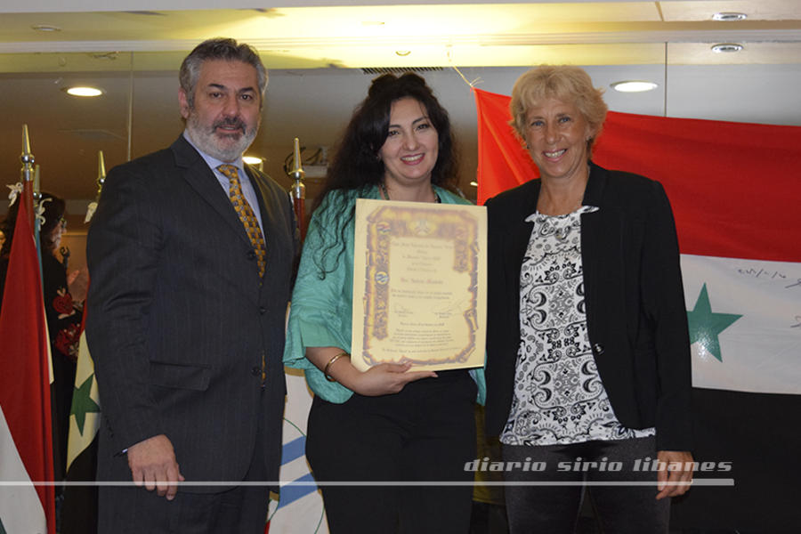 La Dra. Andrea Mustafá recibe su distinción en Ciencia y Técnica, de parte de Roberto Saba y Adriana De Bas