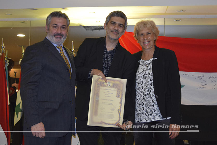 El Prof. Jorge Bergero recibe su distinción en Arte y Cultura, de parte de Roberto Saba y Adriana De Bas