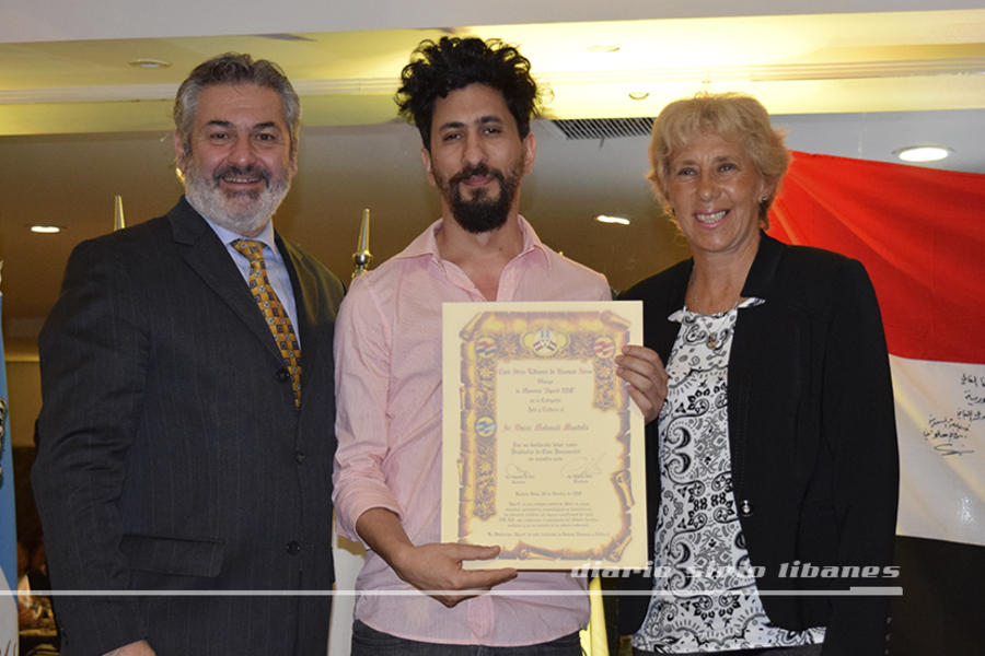 El Sr. Omar Mahmud Mustafá recibe su distinción en Arte y Cultura, de parte de Roberto Saba y Adriana De Bas