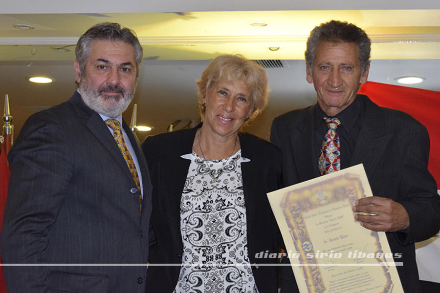 El Sr. Jacinto Yaber recibe su distinción en Arte y Cultura, de parte de Roberto Saba y Adriana De Bas