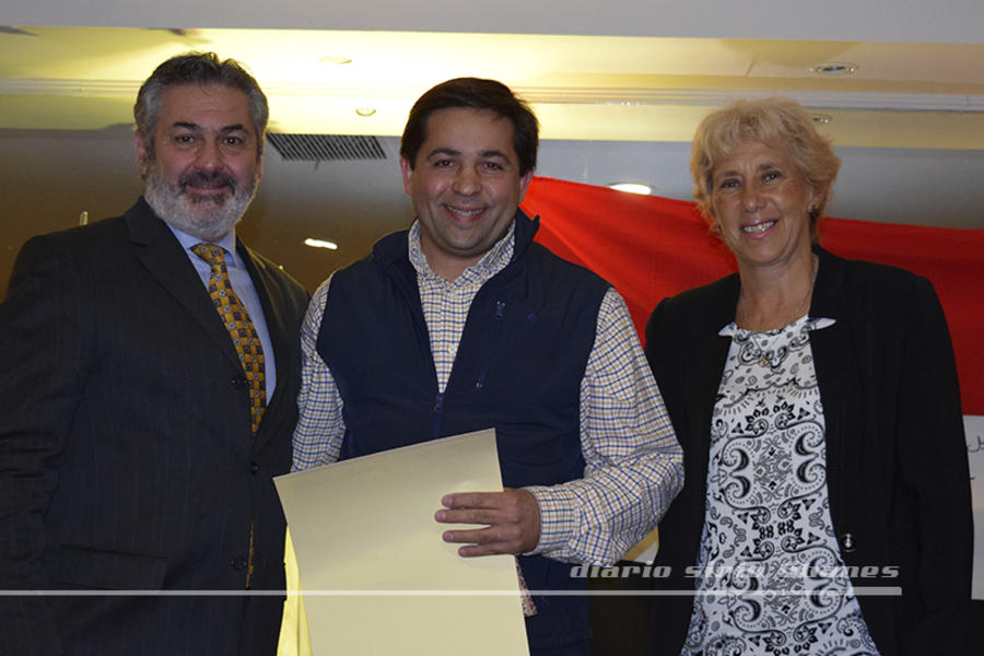 El Sr. Lucas Mohamed recibe su distinción en Deporte, de parte de Roberto Saba y Adriana De Bas