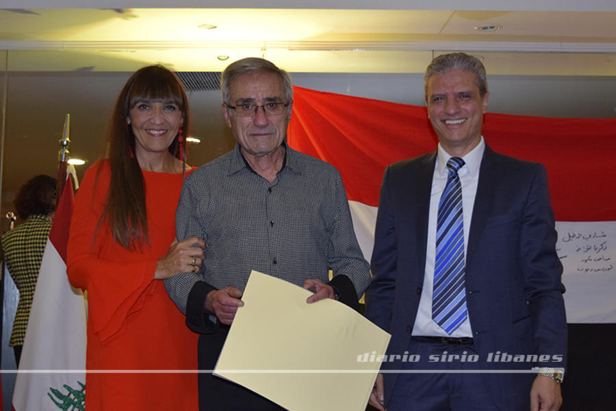 El Dr. Moisés Jalil recibe su distinción en Ciencia y Técnica, de parte de Simon Hajal y Silvia Lapigna
