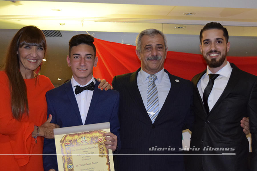 Karim Amores recibe la distinción en nombre de su tío el Dr. Osmán Amores, de parte de Claudio De Bas y Silvia Lapigna