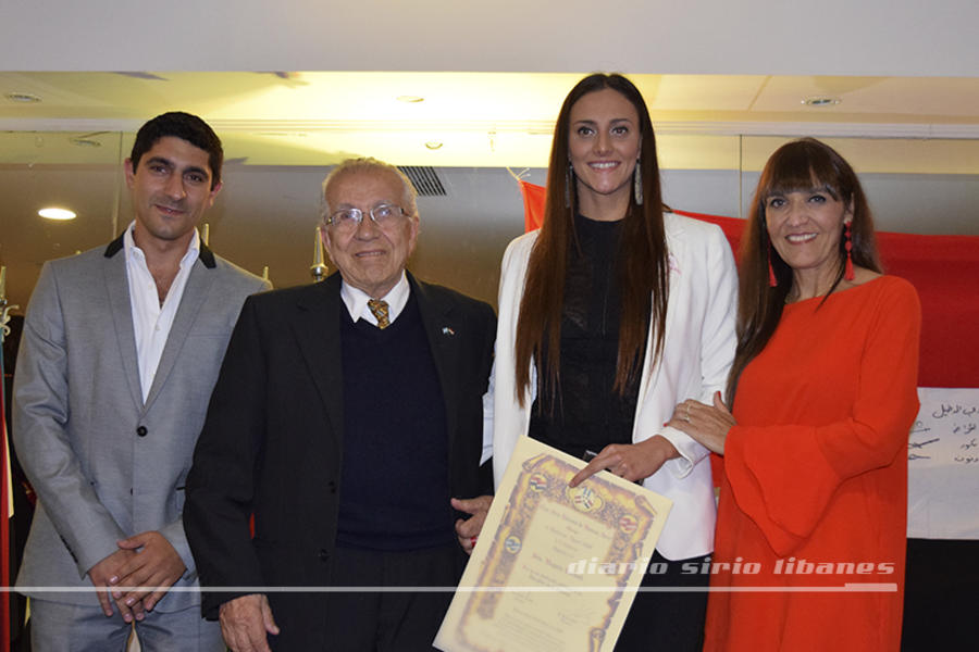 Virginia Bardach recibe su distinción en Deporte junto al Dr. Mustafá Adris (Fearab Córdoba), de parte de Gustavo Jaluf y Silvia Lapigna