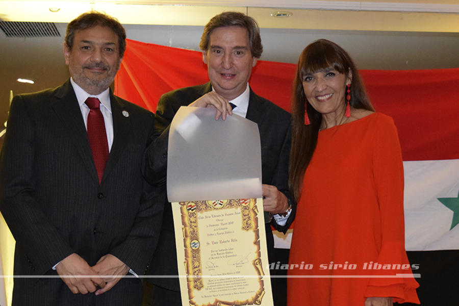  El Intendente Emir Félix recibe su distinción en Política y Función Pública, de parte de Eduardo Ursino y Silvia Lapigna