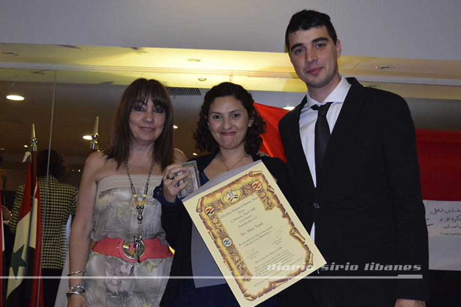  Silvia Nassif recibe su distinción en la categoría Revelación Joven, de parte de María del Carmen Reched y Pablo Isber