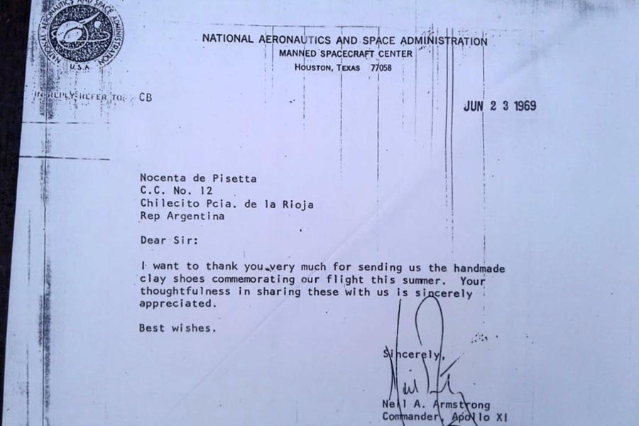 Carta de la NASA firmada por el comandante Neil Armstrong en agradecimiento al obsequio de Doña Nocenta