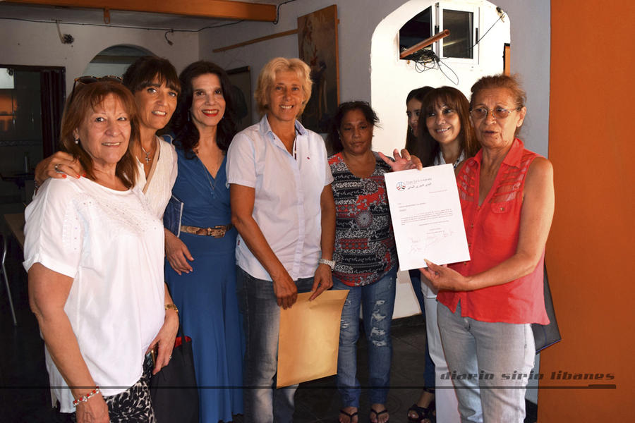 Las directivas del CSLBA entregan la donación a Marta y Celia, coordinadoras del Movimiento Madres en Lucha