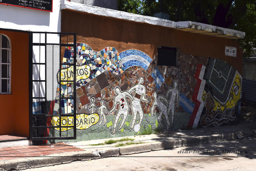 Mural exterior de “la casita”: “Colectivo Madres en Lucha” y “Fútbol Pasión del Barrio” realizados bajo dirección del Estudio del Arquitecto Rodolfo Sorondo (2017)