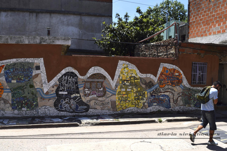 Mural frente a “la casita”: “El Barrio Mitre Vive” realizado bajo dirección del Estudio del Arquitecto Rodolfo Sorondo (2014)