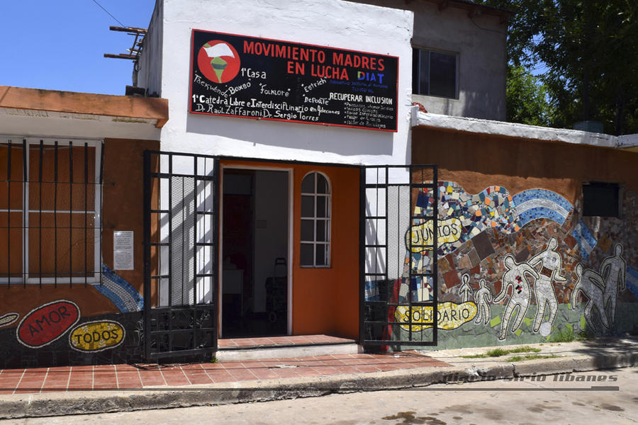 Mural exterior de “la casita”: “Colectivo Madres en Lucha” y “Fútbol Pasión del Barrio” realizados bajo dirección del Estudio del Arquitecto Rodolfo Sorondo (2017)