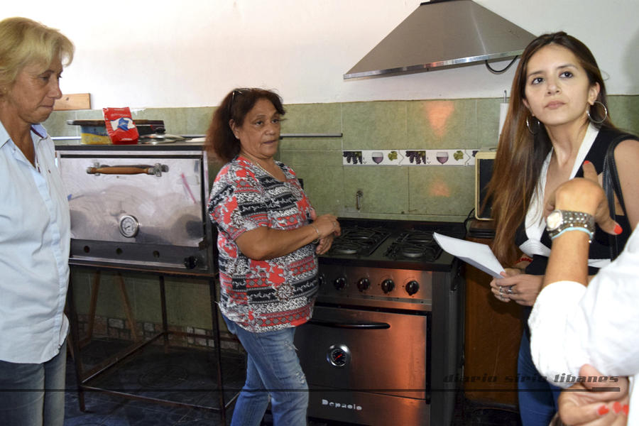 Marta muestra la cocina y las instalaciones a las visitantes