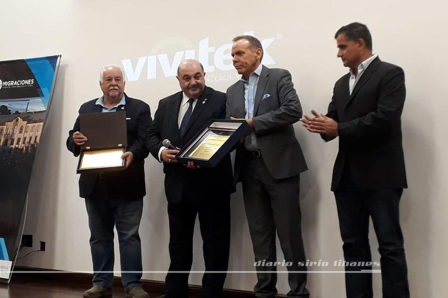 Horacio García recibe placas conmemorativas de Juan Balestretti (FAC) y Juan Sarrafian (Colectividad Armenia)