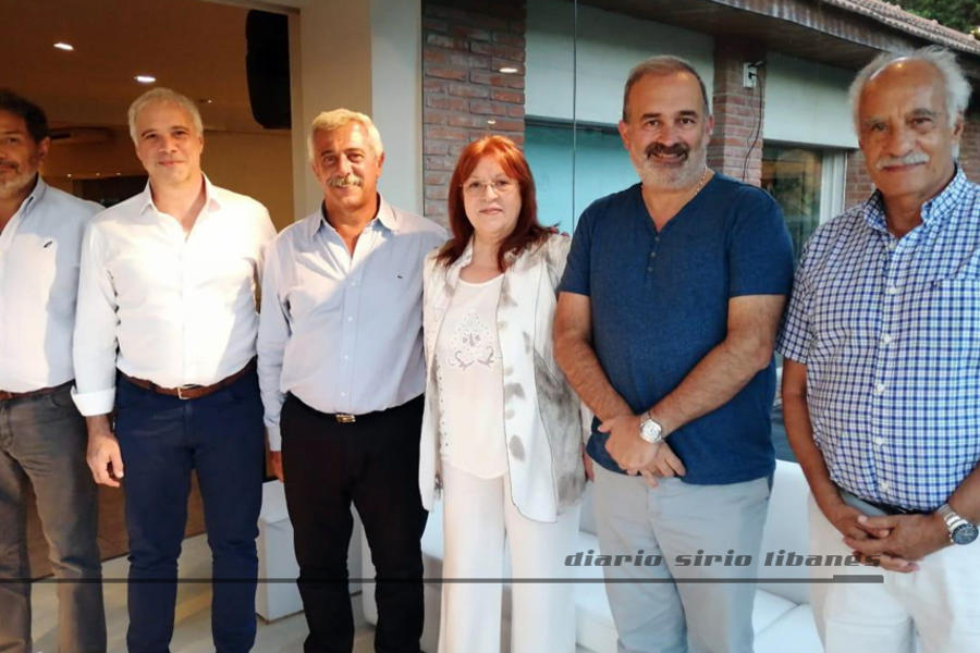 El Ministro Eduardo Macchiavelli y Susana Mosquera junto a los directivos del Club Sirio Libanés de Bs. As.