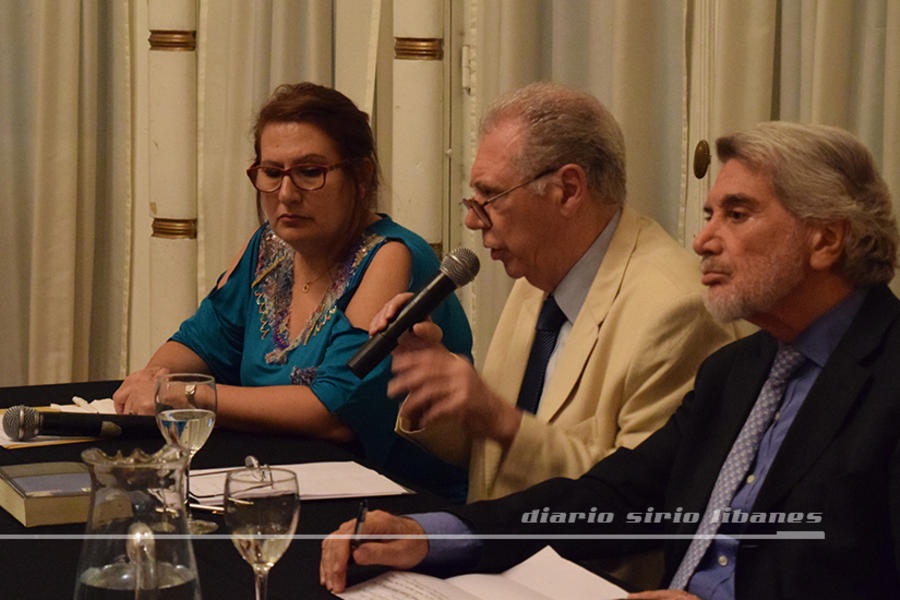 Los embajadores Luis Mendiola y José Amiune junto a Tamara Lalli, durante el desarrollo del panel "Argentina y el Mundo Árabe"
